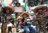 Las festividades se extendieron por toda la zona aledaña y en la Alameda Central, grupos de personas llegaron con cometas para unirse a las celebraciones. (EFE)
