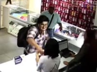 En la grabación se observa que tras la agresión verbal, el sujeto lanza un golpe a la otra joven que grababa con un celular. (CAPTURA VIDEO)