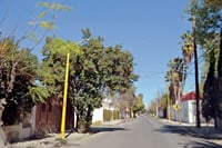 Apoyados de una grúa, personal del Ayuntamiento comenzó ayer con las maniobras para mejorar el alumbrado público. (EL SIGLO DE TORREÓN)