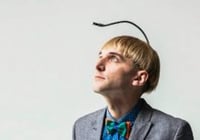 El artista Neil Harbisson, el primer cíborg reconocido oficialmente por un Gobierno, el del Reino Unido, defendió el derecho de las personas a incorporar la robótica al cuerpo humano. (ESPECIAL)