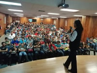 Tomando el tema de la prevención de accidentes y riesgos de tomar y manejar, se expuso una charla a jóvenes estudiantes. (EL SIGLO DE TORREÓN/BEATRIZ A. SILVA)