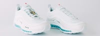 El estudio de diseño MSCHF, con sede en Brooklyn (Nueva York), compró un par de zapatos deportivos del modelo Nike Air Max 97 a precio de mercado, es decir, 160 dólares, y las renovó, añadiendo un crucifijo dorado de Jesús en los cordones e inyectando agua bendita en las cámaras de aire de las suelas. (ESPECIAL)