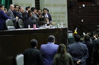  Los diputados de Morena fueron hasta la Mesa Directiva a reclamarle personalmente a la presidenta. En ese momento se generaron empujones y gritos entre diputados de Morena y del PAN.