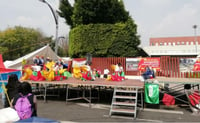 Organizaciones campesinas amenizan con bailes y música ranchera, el plantón instalado en San Lázaro.