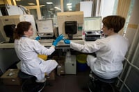 Esta foto de archivo de mayo del 2016 muestra a empleados trabajando en el laboratorio nacional de pruebas de drogas de Rusia, en Moscú. (ARCHIVO)