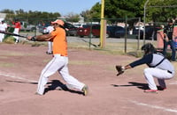 Con seis carreras en la quinta entrada, la delegación D – II – 14 de la Secundaria Braulio Contreras Amaro, rompió el empate a dos carreras y tomó ventaja definitiva para vencer a la Normal de Torreón, con pizarra de 9 a 4. (EL SIGLO DE TORREÓN)