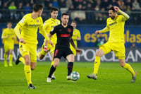 El jugador del Atlético de Madrid, Saúl Ñíguez, es rodeado por jugadores del Villarreal, en el empate a cero tantos entre ambos equipos. (EFE)