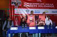 El comité organizador presentó la playera que se obsequiará a quienes se inscriban en la prueba atlética. . (Fotografía de Jesús Galindo López)