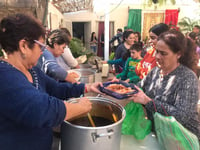 Como cada año, la familia Soto Silva entregó la reliquia a los fieles católicos que se congregaron para ofrecer un rezo y algunos cánticos a la Virgen de Guadalupe. (EL SIGLO DE TORREÓN/ANGÉLICA SANDOVAL)