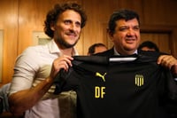 El exfutbolista recibe la playera por parte del presidente del club, Jorge Barrera (d).