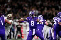 Kirk Cousins lanzó para 242 yardas y una anotación ante los Santos. (AP) 