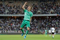 Luka Modric celebra luego de marcar el tercer gol del Madrid, en el triunfo 3-1 sobre Valencia. (AP)