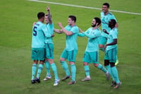 El alemán (2i) festeja tras anotar el gol olímpico que abrió el marcador en el duelo de la Supercopa ante el Valencia. (EFE)