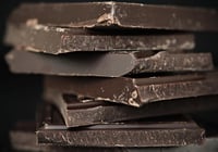 El chocolate es el alimento por excelencia contra la tristeza porque contiene grandes dosis de triptófano, pero procura que sea natural y amargo, ya que las marcas comerciales suelen contener muchos ingredientes procesados y algunos pueden ser altos en azúcar. (ESPECIAL)
