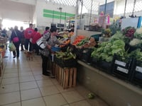 Los propietarios de negocios han tenido que implementar promociones para atraer más clientes. (EL SIGLO DE TORREÓN/VIRGINIA HERNÁNDEZ)