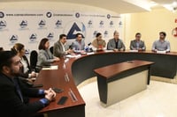 En reunión ordinaria del Grupo Empresarial de La Laguna, estuvieron presentes regidores del PAN, PRI y Morena del cabildo de Torreón. El grupo insistió en que se aplique una tarifa única. (FERNANDO COMPEÁN)