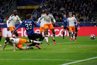 Hans Hateboer remata para marcar el primer tanto del partido, en el que Atalanta goleó 4-1 al Valencia. (AP)