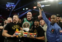 Tyson Fury se impuso el sábado a Deontay Wilder para ganar el título completo del CMB. (AP)