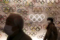 Un par de personas con cubrebocas visitan el recién inaugurado Museo Olímpico de Japón, en Tokio. (AP)