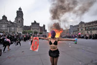 Durante el evento, se registraron varios incidentes, un grupo de encapuchadas tiró las vallas que protegían la Catedral Metropolitana y posteriormente lanzaron cuatro bombas molotov a las afueras de Palacio Nacional, hasta el momento la Brigada Humanitaria Marabunta reporta 19 heridas por quemaduras y golpes. (NOTIMEX)