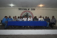 En la asamblea informativa celebrada este sábado a las 11 de la mañana, la base trabajadora aceptó el ofrecimiento de la empresa Minera del Norte del aumento salarial del 6.5 por ciento directo al tabulador. (EL SIGLO COAHUILA)