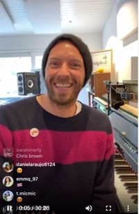 Desde casa. Chris se permitió algunas bromas y anécdotas y mandó saludos a países como Brasil, Argentina y México. (ESPECIAL) 