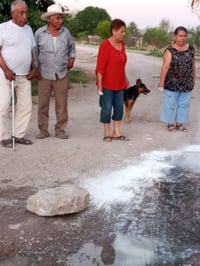 los habitantes sufren desde hace varios años el brote de aguas negras en sus calles, por lo que se planteó a Juan Antonio Sánchez, director de Obras Públicas, atender el problema con la sustitución de la tubería. (EL SIGLO DE TORREÓN)