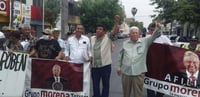 Simpatizantes e integrantes de Morena a nivel local se manifestaron durante hoy lunes en el Palacio Federal de Torreón, reclamaron por la presunta falta de transparencia que existe en la entrega de apoyos sociales de parte del gobierno federal en Coahuila. (ROBERTO ITURRIAGA)