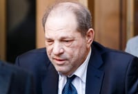 Harvey Weinstein, encarcelado en Nueva York por abuso sexual, enfrenta un cargo adicional de agresión sexual mediante sujeción en Los Ángeles. (ARCHIVO)
