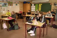 Dinamarca se convirtió hoy en el primer país europeo que reabre las escuelas de los niveles básicos, después de un mes de mantener a la sociedad en confinamiento. (EFE) 