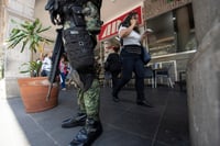 La percepción de inseguridad siguió siendo mayor en el caso de las mujeres con 78.6 por ciento, mientras que para los hombres fue de 67.2 por ciento.
(ARCHIVO)