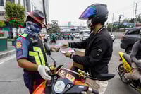 El presidente filipino, Rodrigo Duterte, advirtió hoy de nueva cuenta sobre el uso de la fuerza por la policía y eljército, incluida la aplicación de la ley marcial, para hacer que funcionen las medidas contra los contagios por COVID-19. (ARCHIVO) 