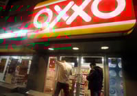 Ante la falta de pago y la renegociación de las rentas que deben pagar sus tiendas a los propietarios de locales, Oxxo explicó que en las últimas semanas se ha reducido hasta 25% el flujo de clientes en sus establecimientos. (ARCHIVO)