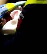 Una joven mujer tuvo a su bebé en pleno filtro policiaco.