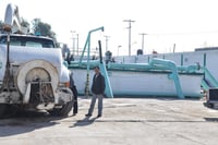 Los ejidos de Torreón tienen sed, a pesar de haber sido absorbidos por la mancha urbana, comunidades como San Luis, La Paz o San Agustín no tienen agua en esta temporada de calor, mientras que los fraccionamientos aledaños sí cuentan con el servicio. (ARCHIVO)