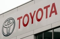 Toyota dijo que en esos casos la dirección asistida y el frenado seguirán activados, pero que a velocidades más altas, el problema de un motor detenido podría aumentar el riesgo de un choque.
(ARCHIVO)