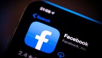 La red social realiza pruebas con algunos de sus usuarios, esperando pronto implementar el modo oscuro como lo ha hecho con plataformas hermanas como Instagram y WhatsApp (ESPECIAL) 
