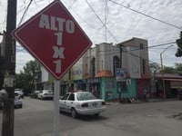 La Dirección de Tránsito y Vialidad en Lerdo busca ampliar el programa Uno por Uno, como el que se tienen en el cruce de la avenida Matamoros y calle Hidalgo, para dar mayor fluidez a una de las vialidades con mayor carga vehicular. (GUADALUPE MIRANDA)