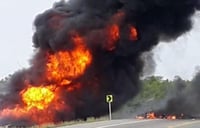 Las personas de una localidad cercana se reunieron en la escena para robar con cubetas el combustible del camión. (CAPTURA)