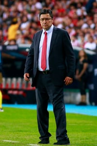 Luis Fernando Tena dijo sentirse bien, y no tener síntomas, pero no podrá dirigir a las Chivas hoy, ni en al menos el primer juego del torneo. (ARCHIVO)