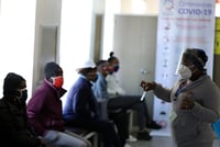 Casi 10,000 empleados de salud en 40 países africanos se han infectado de coronavirus, según la Organización Mundial de la Salud. (ARCHIVO) 