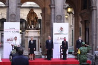 Esta mañana de sábado, el presidente Andrés Manuel López Obrador, acompañado de su gabinete y de su esposa, la doctora Beatriz Gutiérrez Müller; así como de Claudia Sheinbaum, jefa de Gobierno de la Ciudad de México, y de Alejandro Murat, gobernador de Oaxaca; encabezó la ceremonia por el 148 aniversario luctuoso de Benito Juárez.
(EL UNIVERSAL)