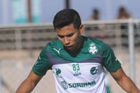 Para Sergio Ceballos, mediocampista fundamental en el campeonato de Santos Laguna en 2015, llegó una segunda oportunidad de buscar los reflectores que los puedan catapultar a la máxima categoría. (ARCHIVO)

