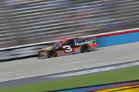 Austin Dillon se mantuvo en la punta después de un reinicio de carrera a dos vueltas del final para vencer a su compañero novato Tyler Reddick ante la bandera a cuadros en Texas, dando a Richard Childress Racing (RCR) su primer 1-2 en la Copa NASCAR en nueve años. (CORTESÍA)
