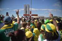 Los manifestantes, cargando una cruz gigante de madera, se desplazaron hasta las afueras del Congreso. (EFE) 