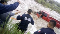 Elementos de la Policía Municipal de Saltillo salvaron a un padre de familia de 35 años de edad, y a su hijo de 11, esto luego de que fueran arrastrados por un arroyo en Saltillo, cuando viajaban a bordo de su camioneta. (PERLA SÁNCHEZ)