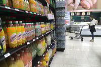 En medio de la pandemia por el COVID-19, la Alianza Nacional de Pequeños Comerciantes (Anpec) registró un alza de los precios de la canasta básica y de otros productos como los refrescos, que a pesar del aumento de 64% fue de los de mayor consumo. (ARCHIVO) 