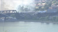 Las llamas consumieron parte de la madera que forma parte de la estructura del puente, lo que se piensa generó el colapso de éste sobre el lago de Tempe en Arizona (ESPECIAL) 