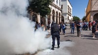 Varios miembros de la Barra Mexicana Colegio de Abogados de Durango A. C., incendiaron un vehículo en la esquina de las calles 5 de Febrero y Zaragoza, al exterior del Tribunal Superior de Justicia del Estado (TSJE) como protesta para demandar la salida del magistrado presidente Esteban Calderón. (EL SIGLO DE TORREÓN)