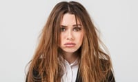 El portal web de Pantene, aconseja que a la hora de comprar un shampoo, busquemos que contenga glicerina. Esta combate el frizz porque penetra en el pelo y lo hidrata desde el interior. Además crea una capa protectora. (INTERNET) 